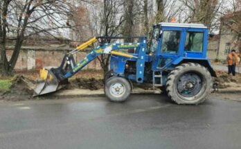Працівники КП “Міське дорожнє управління” зрізають надлишковий ґрунт по Сенявіна