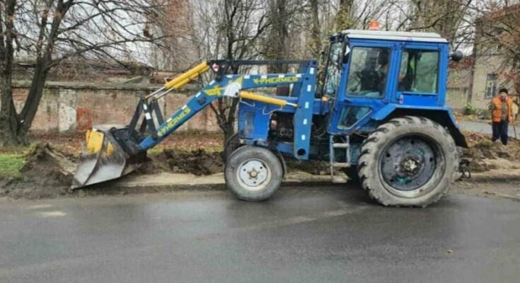 Працівники КП “Міське дорожнє управління” зрізають надлишковий ґрунт по Сенявіна