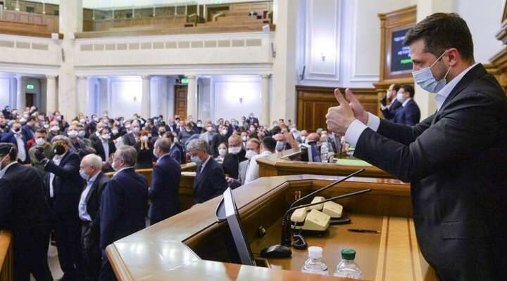 Зеленського взято в кліщі: з нього витискатимуть необхідні рішення парламенту